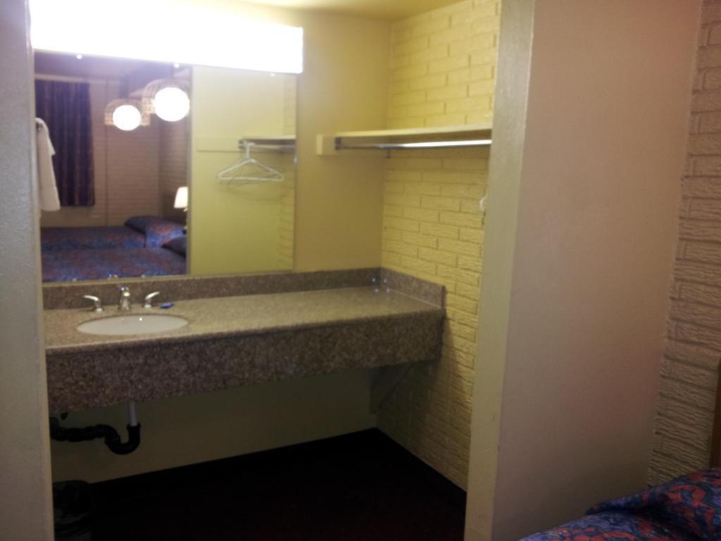 Economy Inn Фармингтон Экстерьер фото
